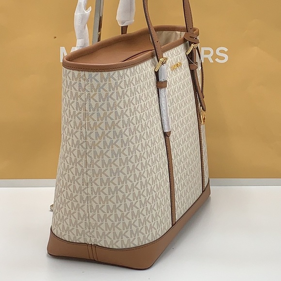 MICHAEL KORS VANILLA SIGNATURE COLOR 
Jet Set Travel Large Logo Tote Bag - Picture 13 of 16